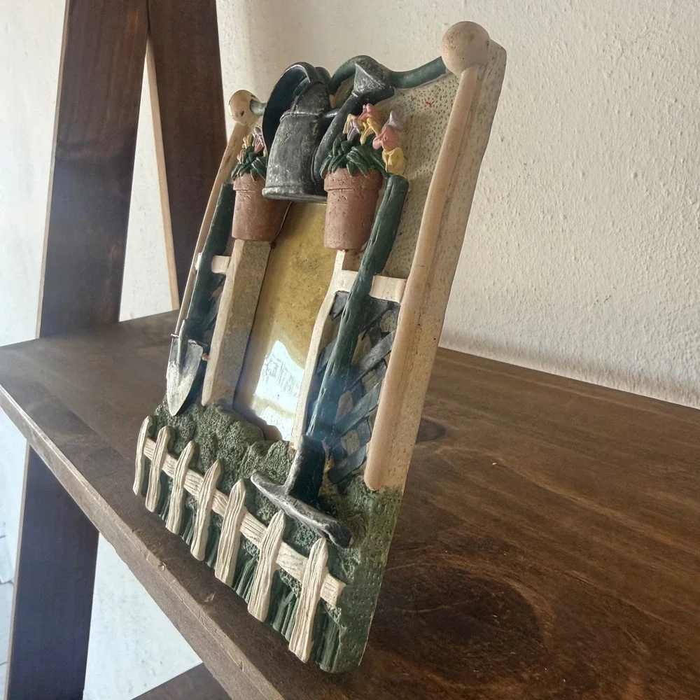 VintageStyle 3D Garden Theme Resin Picture Frame Picket Fence Watering Can Decor
